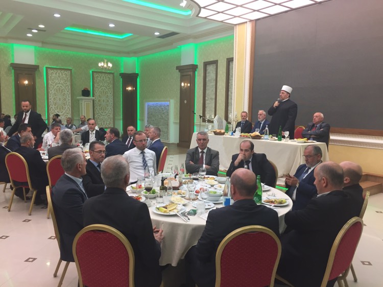 Kryesia E Bashkësisë Islame Të Kosovës Shtroi Iftar Për Administratën ...